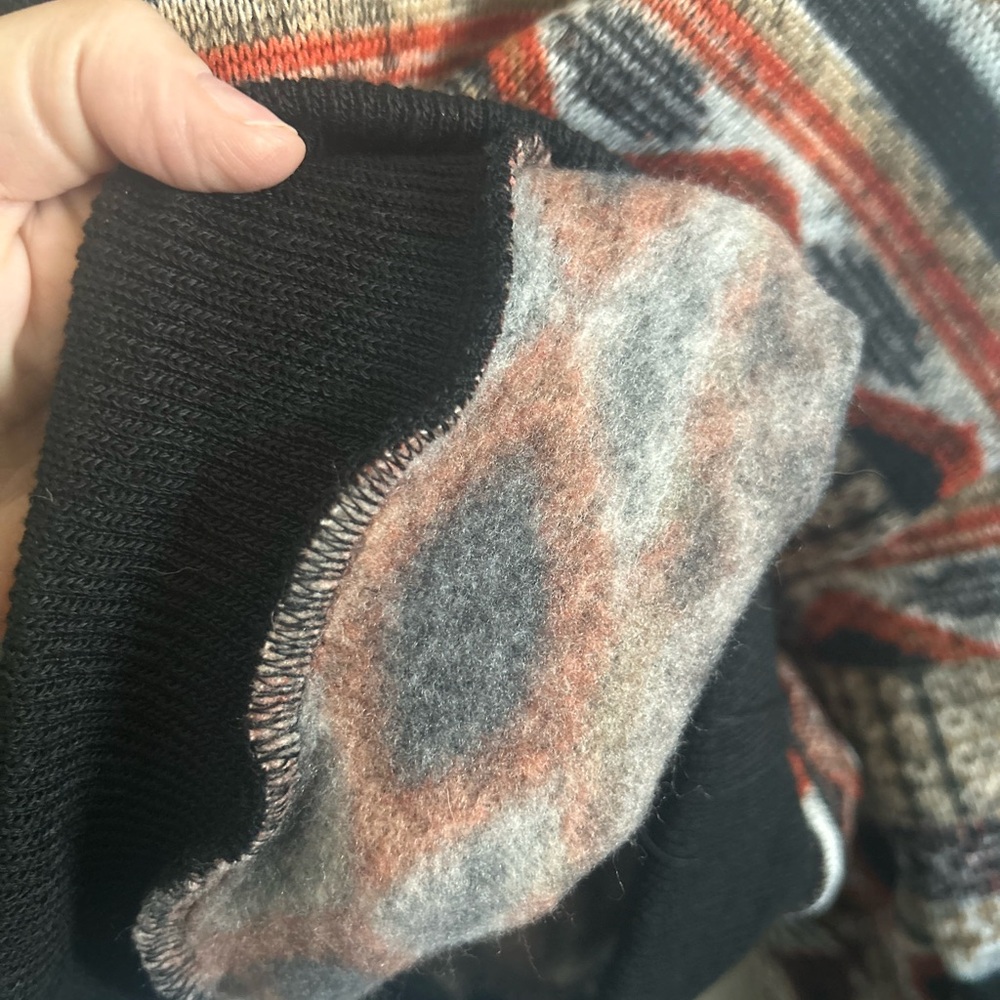 Pre-Owned, super soft crop top, sweat shirt. Please see pics for details. - Picture 2 of 6